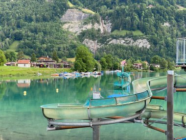 Lungern Gölü veya Lungern Gölü kıyısında bir sahil - İsviçre Obwald Kantonu (Seepark Lungern Oder Strandbad Lungernsee - Kanton Obwald, Schweiz)