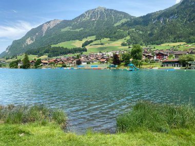 Lungern Gölü veya Lungern Gölü kıyısında bir sahil - İsviçre Obwald Kantonu (Seepark Lungern Oder Strandbad Lungernsee - Kanton Obwald, Schweiz)