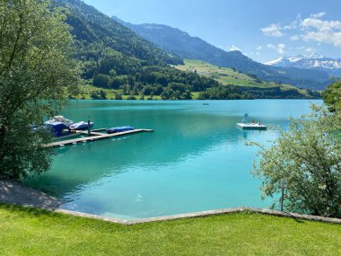 Kötü Burglen Gölü veya Seebad Burglen Sahili - Obwald Kantonu, İsviçre (Seebad Buerglen oder Seebadi am Lungerersee mit Strand - Kanton Obwald, Schweiz)