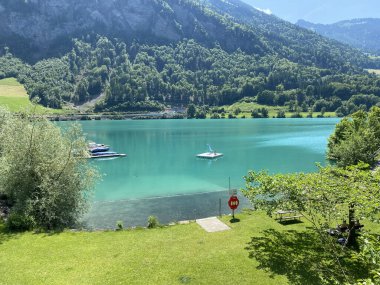 Kötü Burglen Gölü veya Seebad Burglen Sahili - Obwald Kantonu, İsviçre (Seebad Buerglen oder Seebadi am Lungerersee mit Strand - Kanton Obwald, Schweiz)