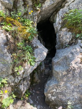 Wetterloch - İsviçre 'de Obwalden kantonundaki Bannwald' ın yukarısındaki Watterloch veya Küçük Mağara (Waetterloch - Waetterloch oder Kleine Hoehle im Bannwald oberhalb Lungern, Schweiz)