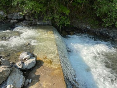 Alp nehri Lauibach, Lungern Gölü - Canton Obwalden, İsviçre (Alpenbach Lauibach, Nebenfluss des Lungernsees - Kanton Obwald, Schweiz)
