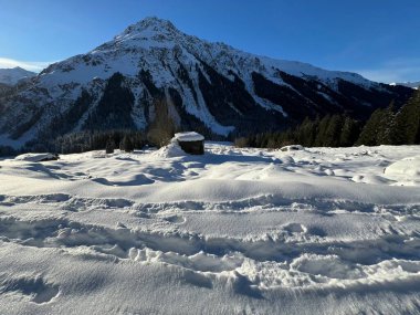 İsviçre Alpleri 'nin taze dağlık kar örtüsünde ve İsviçre' nin Grisonlar Kantonu (Kanton Graubuenden, Schweiz)