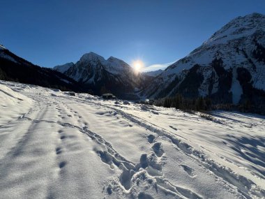 İsviçre Alpleri 'nin taze dağlık kar örtüsünde ve İsviçre' nin Grisonlar Kantonu (Kanton Graubuenden, Schweiz)