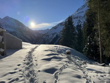 İsviçre Alpleri 'nin taze dağlık kar örtüsünde ve İsviçre' nin Grisonlar Kantonu (Kanton Graubuenden, Schweiz)