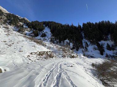 İsviçre Alpleri 'nin taze dağlık kar örtüsünde ve İsviçre' nin Grisonlar Kantonu (Kanton Graubuenden, Schweiz)