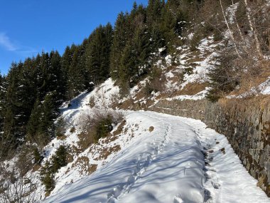 İsviçre Alpleri 'nin taze dağlık kar örtüsünde ve İsviçre' nin Grisonlar Kantonu (Kanton Graubuenden, Schweiz)