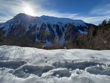 İsviçre Alpleri 'nin taze dağlık kar örtüsünde ve İsviçre' nin Grisonlar Kantonu (Kanton Graubuenden, Schweiz)