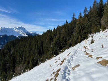 İsviçre Alpleri 'nin taze dağlık kar örtüsünde ve İsviçre' nin Grisonlar Kantonu (Kanton Graubuenden, Schweiz)