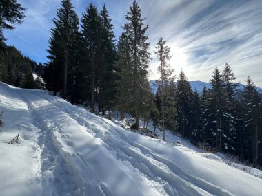 İsviçre Alpleri 'nin taze dağlık kar örtüsünde ve İsviçre' nin Grisonlar Kantonu (Kanton Graubuenden, Schweiz)