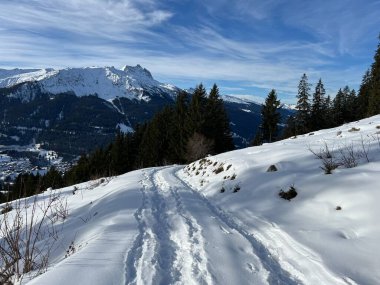 İsviçre Alpleri 'nin taze dağlık kar örtüsünde ve İsviçre' nin Grisonlar Kantonu (Kanton Graubuenden, Schweiz)