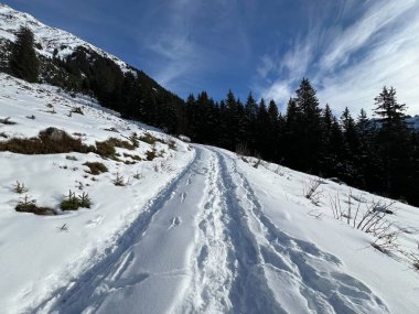 İsviçre Alpleri 'nin taze dağlık kar örtüsünde ve İsviçre' nin Grisonlar Kantonu (Kanton Graubuenden, Schweiz)