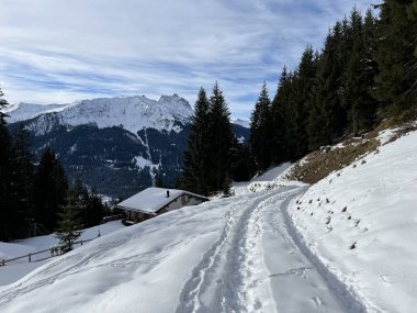 İsviçre Alpleri 'nin taze dağlık kar örtüsünde ve İsviçre' nin Grisonlar Kantonu (Kanton Graubuenden, Schweiz)