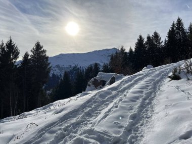 İsviçre Alpleri 'nin taze dağlık kar örtüsünde ve İsviçre' nin Grisonlar Kantonu (Kanton Graubuenden, Schweiz)