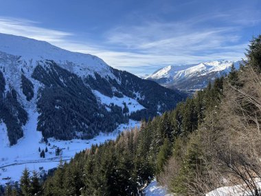 İsviçre 'nin Arosa Kantonu (Kanton Graubuenden, Schweiz) üzerinde güneşli ve karla kaplı güzel alp zirveleri.)