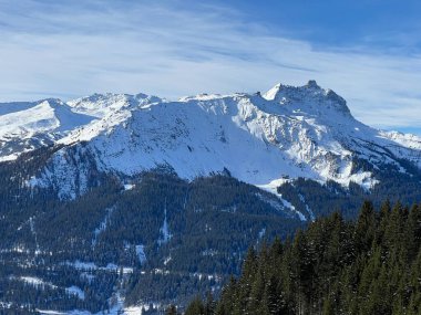 İsviçre 'nin Arosa Kantonu (Kanton Graubuenden, Schweiz) üzerinde güneşli ve karla kaplı güzel alp zirveleri.)