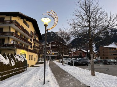 Peri masalı gibi bir kış atmosferi ve İsviçre 'nin dağlık turizm beldesi Klosters' da muhteşem bir manzara - İsviçre 'nin Grisonlar Kantonu, İsviçre (Kanton Graubuenden, Schweiz)