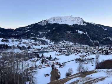 Peri masalı gibi bir kış atmosferi ve İsviçre 'nin dağlık turizm beldesi Klosters' da muhteşem bir manzara - İsviçre 'nin Grisonlar Kantonu, İsviçre (Kanton Graubuenden, Schweiz)