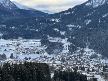 Peri masalı gibi bir kış atmosferi ve İsviçre 'nin dağlık turizm beldesi Klosters' da muhteşem bir manzara - İsviçre 'nin Grisonlar Kantonu, İsviçre (Kanton Graubuenden, Schweiz)