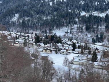 Peri masalı gibi bir kış atmosferi ve İsviçre 'nin dağlık turizm beldesi Klosters' da muhteşem bir manzara - İsviçre 'nin Grisonlar Kantonu, İsviçre (Kanton Graubuenden, Schweiz)