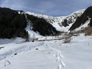 İsviçre Alpleri 'nin taze dağlık kar örtüsünde ve İsviçre' nin Grisonlar Kantonu (Kanton Graubuenden, Schweiz)