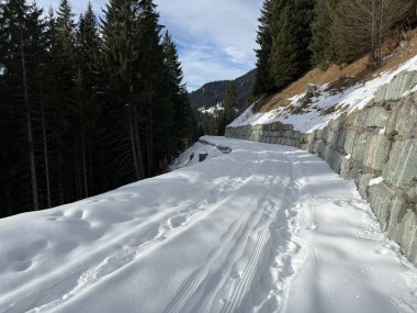 İsviçre Alpleri 'nin taze dağlık kar örtüsünde ve İsviçre' nin Grisonlar Kantonu (Kanton Graubuenden, Schweiz)