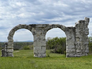 Roma askeri kampı Burnum - Krka Ulusal Parkı, Hırvatistan (Ostaci lukova bazilike rimskog vojnog logora Burnuma, Ivosevci - Nacionalni parkı Krka, Hrvatska)