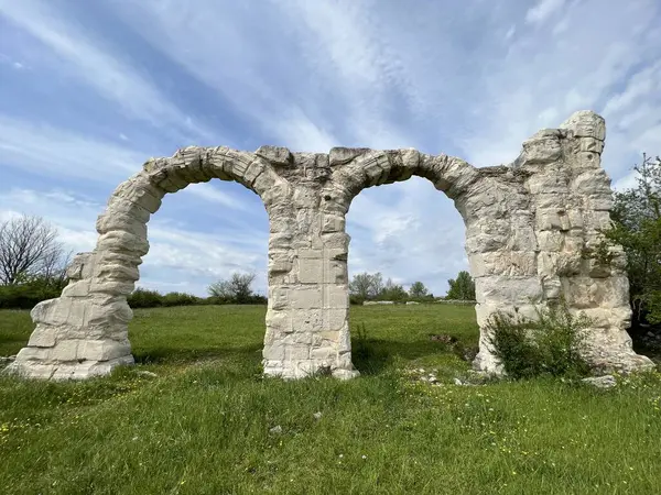 Roma askeri kampı Burnum - Krka Ulusal Parkı, Hırvatistan (Ostaci lukova bazilike rimskog vojnog logora Burnuma, Ivosevci - Nacionalni parkı Krka, Hrvatska)