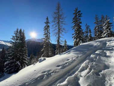İsviçre Alpleri 'nin taze dağlık kar örtüsünde ve İsviçre' nin Grisonlar Kantonu (Kanton Graubuenden, Schweiz)