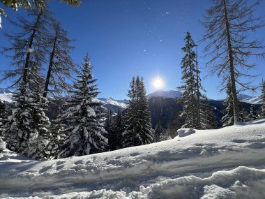 İsviçre Alpleri 'nin taze dağlık kar örtüsünde ve İsviçre' nin Grisonlar Kantonu (Kanton Graubuenden, Schweiz)