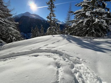 İsviçre Alpleri 'nin taze dağlık kar örtüsünde ve İsviçre' nin Grisonlar Kantonu (Kanton Graubuenden, Schweiz)