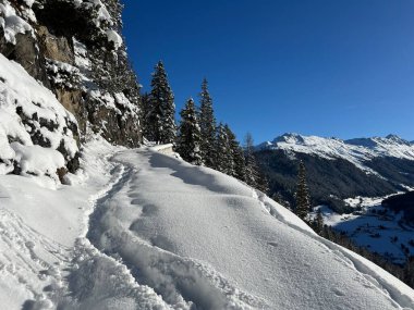 İsviçre Alpleri 'nin taze dağlık kar örtüsünde ve İsviçre' nin Grisonlar Kantonu (Kanton Graubuenden, Schweiz)
