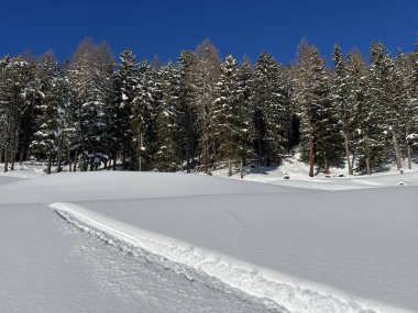 İsviçre Alpleri 'nin taze dağlık kar örtüsünde ve İsviçre' nin Grisonlar Kantonu (Kanton Graubuenden, Schweiz)