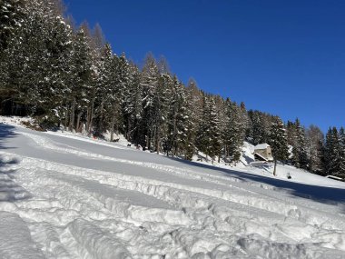 İsviçre Alpleri 'nin taze dağlık kar örtüsünde ve İsviçre' nin Grisonlar Kantonu (Kanton Graubuenden, Schweiz)