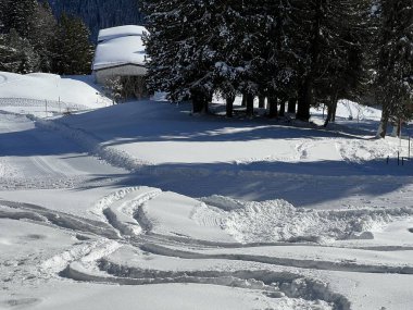 İsviçre Alpleri 'nin taze dağlık kar örtüsünde ve İsviçre' nin Grisonlar Kantonu (Kanton Graubuenden, Schweiz)