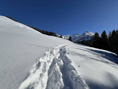 İsviçre Alpleri 'nin taze dağlık kar örtüsünde ve İsviçre' nin Grisonlar Kantonu (Kanton Graubuenden, Schweiz)