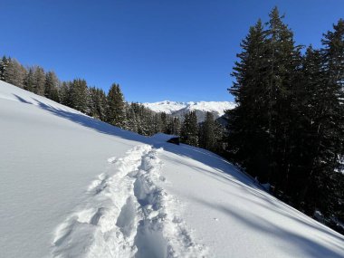 İsviçre Alpleri 'nin taze dağlık kar örtüsünde ve İsviçre' nin Grisonlar Kantonu (Kanton Graubuenden, Schweiz)