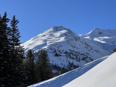 İsviçre 'nin Davos Kantonu, İsviçre (Kanton Graubuenden, Schweiz) üzerinde güneşli ve karlı tepeler.)