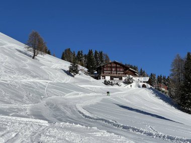 İsviçre 'nin Alp İsviçre turizm beldesi Davos' ta kayak ve snowboard yapmak için harika spor-eğlence kış pistleri - İsviçre 'nin Grisonlar Kantonu (Kanton Graubuenden, Schweiz)