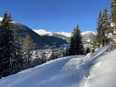 İsviçre 'nin Alp İsviçre turizm beldesi Davos' ta kayak ve snowboard yapmak için harika spor-eğlence kış pistleri - İsviçre 'nin Grisonlar Kantonu (Kanton Graubuenden, Schweiz)