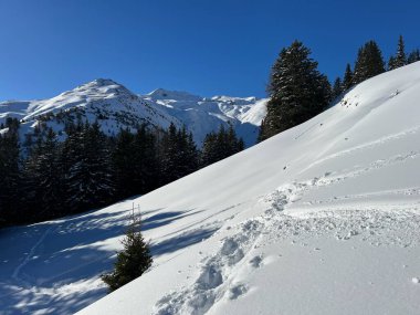 İsviçre Alpleri 'nin taze dağlık kar örtüsünde ve İsviçre' nin Grisonlar Kantonu (Kanton Graubuenden, Schweiz)