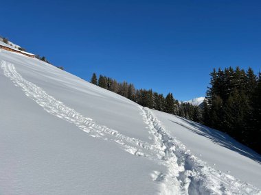 İsviçre Alpleri 'nin taze dağlık kar örtüsünde ve İsviçre' nin Grisonlar Kantonu (Kanton Graubuenden, Schweiz)