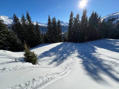 İsviçre Alpleri 'nin taze dağlık kar örtüsünde ve İsviçre' nin Grisonlar Kantonu (Kanton Graubuenden, Schweiz)