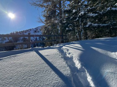 İsviçre Alpleri 'nin taze dağlık kar örtüsünde ve İsviçre' nin Grisonlar Kantonu (Kanton Graubuenden, Schweiz)