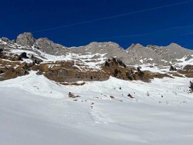 Walensee Gölü ve İsviçre 'nin Walenstadtberg kasabası (Die Steilen Felsgipfel der Churfirst stengruppe des Walensee, Schweiz) üzerindeki Churfirsten dağ sırasının dik kayalıkları.)