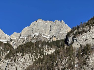 Walensee Gölü ve İsviçre 'nin Walenstadtberg kasabası (Die Steilen Felsgipfel der Churfirst stengruppe des Walensee, Schweiz) üzerindeki Churfirsten dağ sırasının dik kayalıkları.)