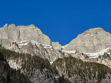Walensee Gölü ve İsviçre 'nin Walenstadtberg kasabası (Die Steilen Felsgipfel der Churfirst stengruppe des Walensee, Schweiz) üzerindeki Churfirsten dağ sırasının dik kayalıkları.)