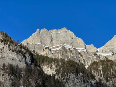 Walensee Gölü ve İsviçre 'nin Walenstadtberg kasabası (Die Steilen Felsgipfel der Churfirst stengruppe des Walensee, Schweiz) üzerindeki Churfirsten dağ sırasının dik kayalıkları.)