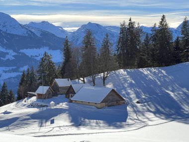 Eski İsviçre kırsal mimarisi ve alp çiftlik çiftlikleri Walen Gölü veya Walenstadt Gölü (Walensee) ve İsviçre Alpleri 'nde, Walenstadtberg - İsviçre (Kanton St. Gallen, Schweiz)