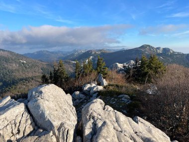 Kireçtaşı kayaları ve karst dağ manzarası - Kuzey Velebit Milli Parkı, Hırvatistan (Vapnenacke stijene i krski planinski krajolik - Nacionalni parkı Sjeverni Velebit, Hrvatska)